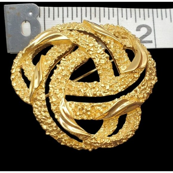 Crown Trifari Knot Brooch Pin Textured Infinity Brutalist Gold Tone 60s MCM 2" - Picture 9 of 9